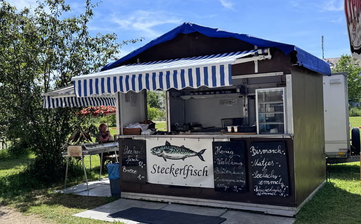 Steckerlfisch auf dem Sommerfest am Luise Kiesselbach Platz (©Foto: Martin Schmitz)